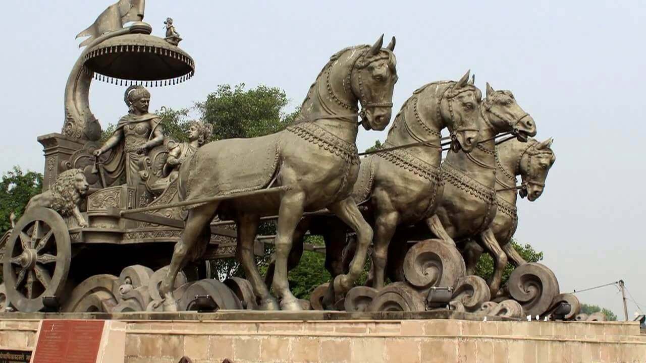 kurukshetra krishna arjuna statue